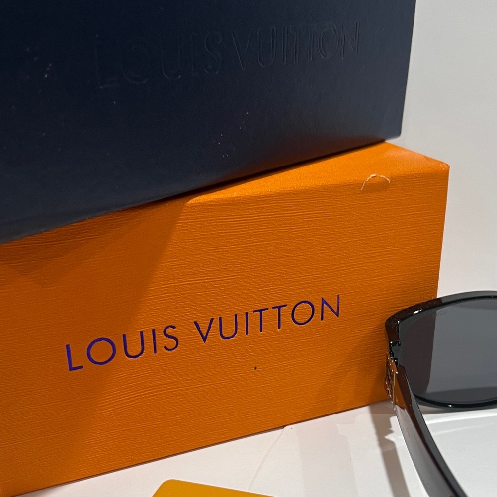 Louis Vuitton Black Sunglasses with Gold Accents unisex - Picture 6 of 10